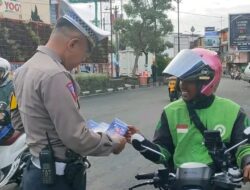 Tingkatkan Disiplin Berlalulintas, Polisi di Sukabumi Sebar Brosur Kamseltibcarlantas