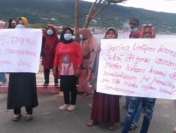 Sejumlah Masyarakat Melakukan Aksi Unjuk rasa di Depan Kantor DPRD Banggai, Sulawesi Tengah.