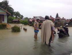 Polsek Toili Evakuasi Warga Terdampak Banjir di Toili Barat